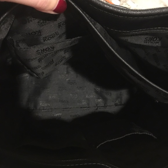 Authentic Michael Kors Tote with matching wallet - Picture 2 of 2